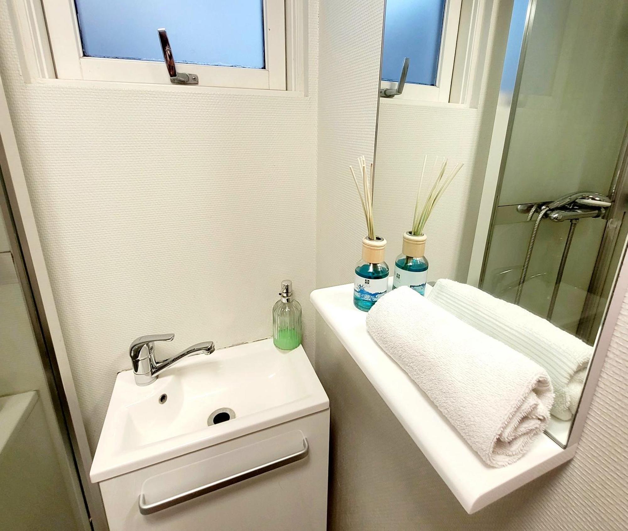 B&B Guesthouse - Bed And Breakfast Keflavik Centre Bagian luar foto